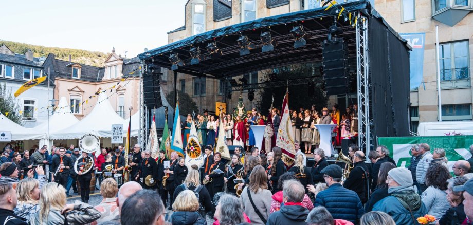 Mit einem großen Festumzug ziehen auch in diesem Jahr wieder zahlreiche Weinmajestäten zur Bühne auf dem Marktplatz, begleitet von Livemusik, wo das Fest am Samstag, 27. September 2025, feierlich eröffnet wird. 