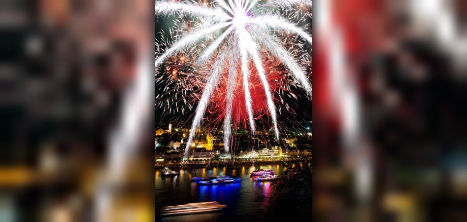 Wegen des Weinfest-Feuerwerks werden die Parkplätze am Fähranleger Filsen auf der rechten Rheinseite an den beiden Weinfest-Samstagen Tagen ganztägig gesperrt sind.