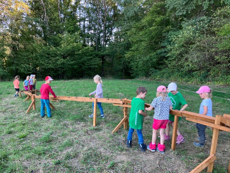 Nun darf sie rollen – die Waldkugelbahn, die der Kita hoffentlich noch viele Jahre Freude bereiten wird.
