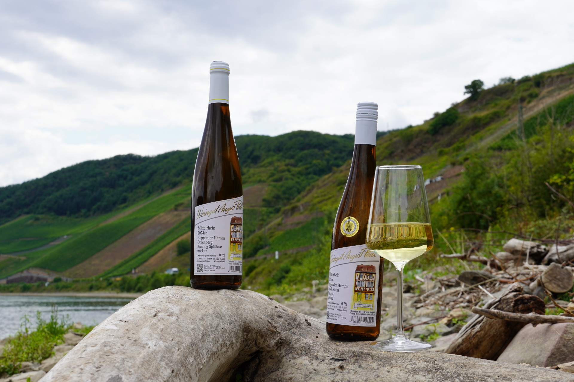 Im traditionsreichen Weingut August Perll erwartet Sie eine genussvolle Auszeit: Kostenlose Verkostung von drei ausgewählten Weinen. 