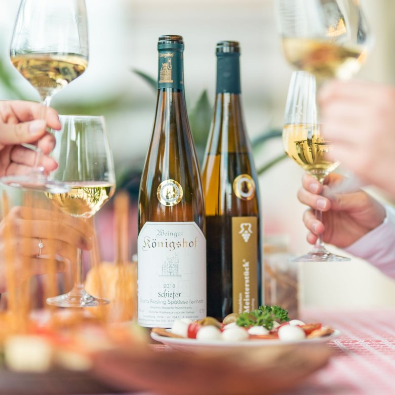 Das Weingut Königshof lädt Besucherinnen und Besucher mit der GästeKarte ein, während der regulären Öffnungszeiten eine kostenlose Probe verschiedener Weine aus dem Bopparder Hamm zu genießen. 