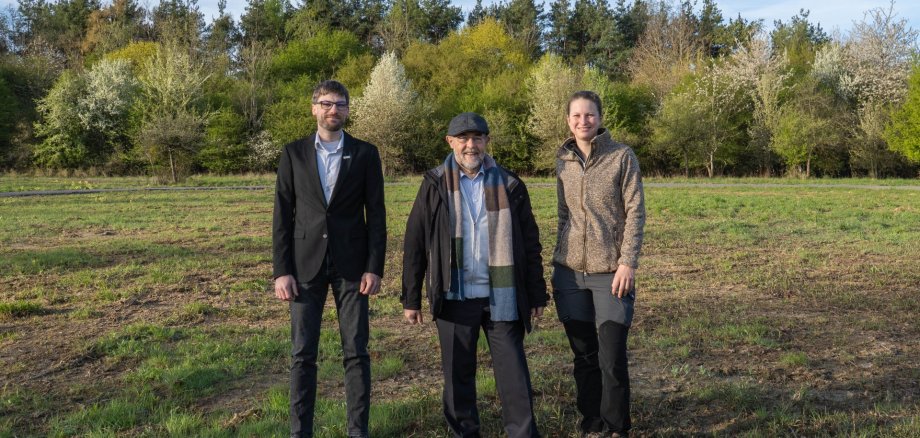 Eröffneten am Donnerstagmorgen den neu angelegten Strauchschnittplatz auf der Cäcilienhöhe in Boppard, der ab sofort genutzt werden darf (von links): Dominik Nachtsheim, Leiter Fachbereich 5 und Klimaschutzmanager der Stadt Boppard, Helmut Zindorf, Erster Beigeordneter der Stadt Boppard, und Alexa Bach, Bopparder Ortsvorsteherin.