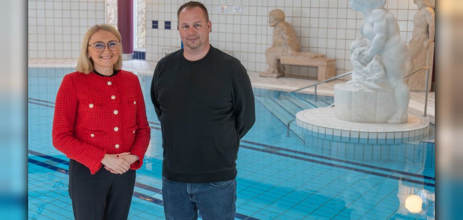 Die Mittelrhein-Klinik in Bad Salzig und die Stadt Boppard kooperieren und es gibt bald wieder die Möglichkeit für die Bürgerinnen und Bürger, ein Hallenbad zu nutzen. Auf den Start freuen sich Oksana Macht, Kaufmännische Direktorin der Mittelrhein Klinik, und Christian Meinecke, Bad-Betriebsleiter der Stadt Boppard.