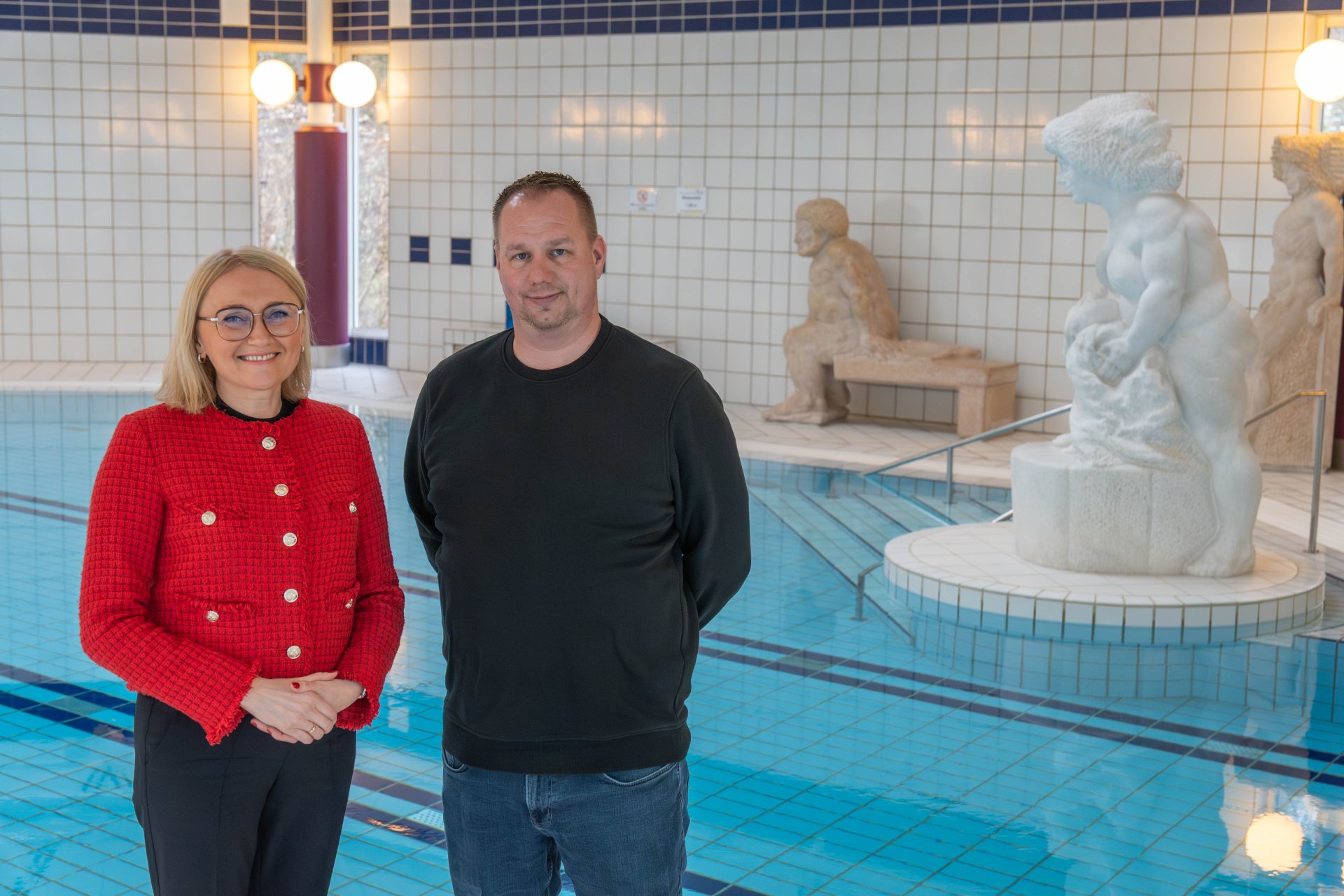 Die Mittelrhein-Klinik in Bad Salzig und die Stadt Boppard kooperieren und es gibt bald wieder die Möglichkeit für die Bürgerinnen und Bürger, ein Hallenbad zu nutzen. Auf den Start freuen sich Oksana Macht, Kaufmännische Direktorin der Mittelrhein Klinik, und Christian Meinecke, Bad-Betriebsleiter der Stadt Boppard.