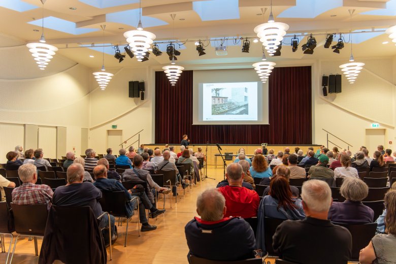 Rund 110 Bürgerinnen und Bürger waren in die Stadthalle gekommen, um sich über den aktuellen Stand der Planungen zur Neugestaltung der Rheinallee zu informieren.