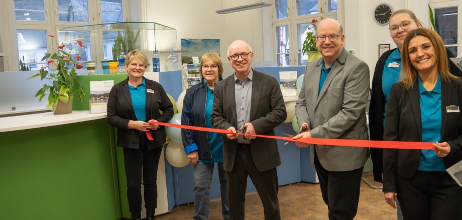 Die frisch renovierten und umgestalteten Räume der Tourist Information werden feierlich von Bürgermeister Jörg Haseneier (3. von links) und dem Leiter der Tourist-Information, Michael Defrancesco (4. von links), und seinem Team mit einem symbolischen Banddurchschnitt in Betrieb genommen. Die frisch renovierten und umgestalteten Räume der Tourist Information werden feierlich von Bürgermeister Jörg Haseneier (3. von links) und dem Leiter der Tourist-Information, Michael Defrancesco (4. von links), und seinem Team mit einem symbolischen Banddurchschnitt in Betrieb genommen.