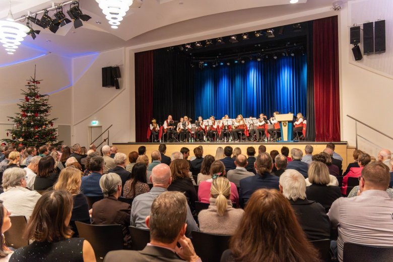 Für die musikalische Einstimmung sorgte das Mittelrheinische Jugendblasorchester Boppard Bad Salzig, das das Programm mit unterhaltender Musik begleitete. Für die musikalische Einstimmung sorgte das Mittelrheinische Jugendblasorchester Boppard Bad Salzig, das das Programm mit unterhaltender Musik begleitete.