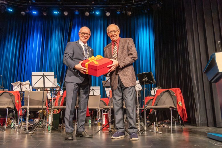 Als Festredner sprach an diesem Abend Werner Stoffel, der auf fast 30 Jahre Erfahrung in der Kommunalpolitik blicken kann. Als Dank für seinen Beitrag und als Zeichen der Wertschätzung überreichte Bürgermeister Jörg Haseneier ihm ein Präsent der Stadt. Als Festredner sprach an diesem Abend Werner Stoffel, der auf fast 30 Jahre Erfahrung in der Kommunalpolitik blicken kann. Als Dank für seinen Beitrag und als Zeichen der Wertschätzung überreichte Bürgermeister Jörg Haseneier ihm ein Präsent der Stadt.