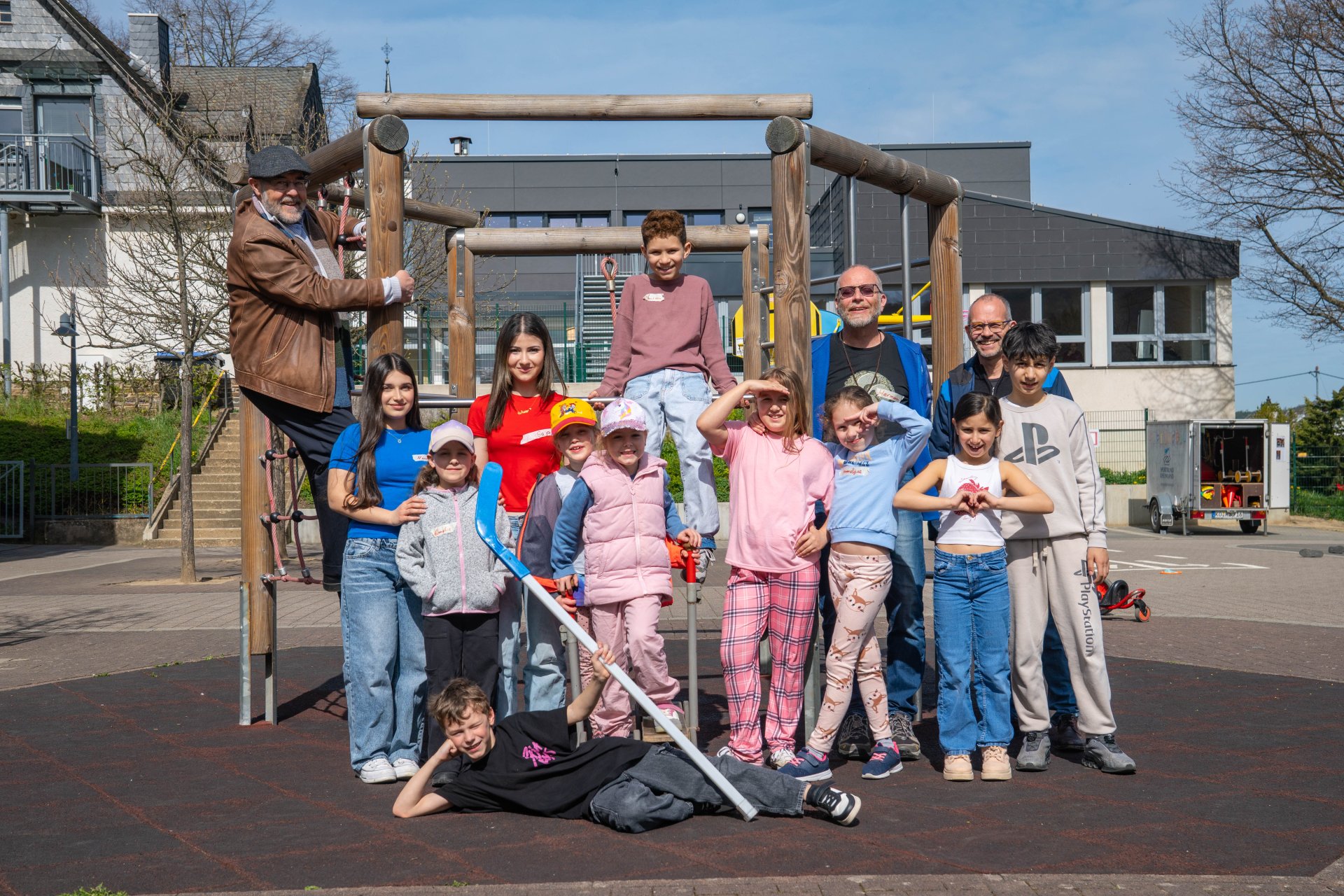Zahlreiche Spielangebote standen in der Grundschule Bad Salzig für die Kinder der Ferienbetreuung draußen und drinnen zur Verfügung. Der Erste Beigeordnete der Stadt Boppard (links) besuchte gemeinsam mit Thomas Emmes, Sachgebietsleiter Kinder, Jugend, Senioren und Soziales bei der Stadtverwaltung Boppard (hinten, rechts), das Angebot und tauschte sich mit dem Leiter der JBS Boppard, Hermann Schmitt, aus, der für den reibungslosen Ablauf vor Ort verantwortlich war. 