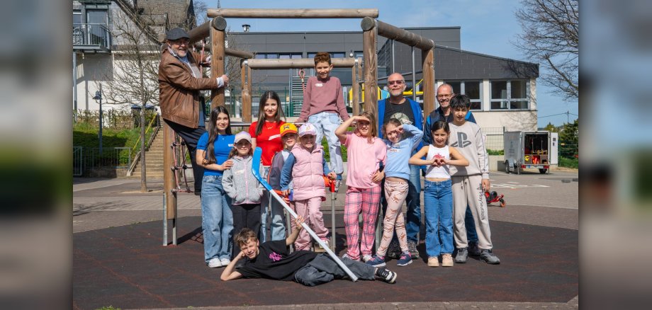 Zahlreiche Spielangebote standen in der Grundschule Bad Salzig für die Kinder der Ferienbetreuung draußen und drinnen zur Verfügung. Der Erste Beigeordnete der Stadt Boppard (links) besuchte gemeinsam mit Thomas Emmes, Sachgebietsleiter Kinder, Jugend, Senioren und Soziales bei der Stadtverwaltung Boppard (hinten, rechts), das Angebot und tauschte sich mit dem Leiter der JBS Boppard, Hermann Schmitt, aus, der für den reibungslosen Ablauf vor Ort verantwortlich war. Zahlreiche Spielangebote standen in der Grundschule Bad Salzig für die Kinder der Ferienbetreuung draußen und drinnen zur Verfügung. Der Erste Beigeordnete der Stadt Boppard (links) besuchte gemeinsam mit Thomas Emmes, Sachgebietsleiter Kinder, Jugend, Senioren und Soziales bei der Stadtverwaltung Boppard (hinten, rechts), das Angebot und tauschte sich mit dem Leiter der JBS Boppard, Hermann Schmitt, aus, der für den reibungslosen Ablauf vor Ort verantwortlich war.