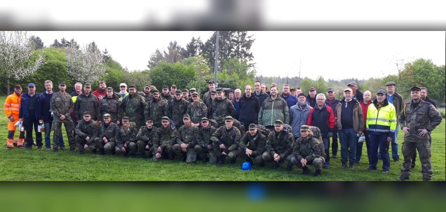 Freiwillige Helferinnen und Helfer, darunter zahlreiche Soldatinnen und Soldaten der Bundeswehr sowie engagierte Bürgerinnen und Bürger aus der Region packen regelmäßig beim Tag des Wassers tatkräftig an. Jetzt wird daraus eine offizielle Partnerschaft. Unser Archivfoto zeigt die Gruppe aus dem Jahr 2025. Freiwillige Helferinnen und Helfer, darunter zahlreiche Soldatinnen und Soldaten der Bundeswehr sowie engagierte Bürgerinnen und Bürger aus der Region packen regelmäßig beim Tag des Wassers tatkräftig an. Jetzt wird daraus eine offizielle Partnerschaft. Unser Archivfoto zeigt die Gruppe aus dem Jahr 2025.