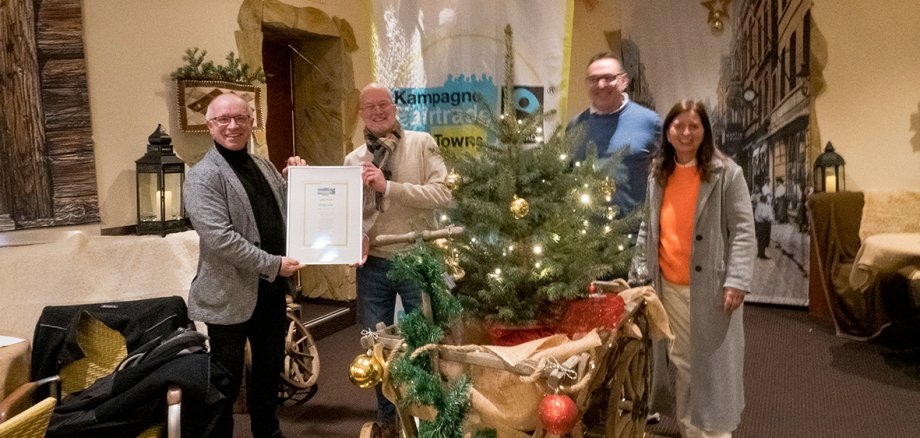 Anlässlich des Sternen-Shoppings am 3. Dezember in der Bopparder Innenstadt wurde auch die dritte Rezertifizierung Boppards als Fairtrade-Town gefeiert. Bürgermeister Jörg Haseneier und TI-Leiter Stefan Rees freuten sich über die entsprechende Urkunde.