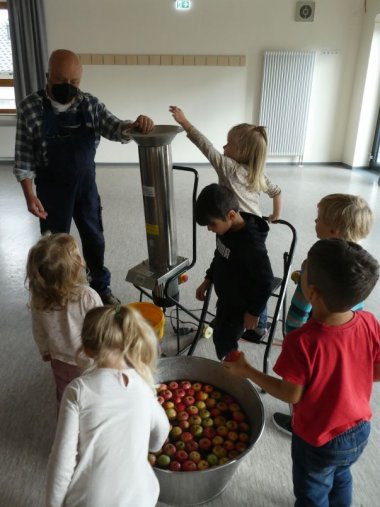 Die Kinder aus der Kita in Boppard-Weiler halfen beim Waschen, Zerkleinern und Apfelpressen aktiv mit.