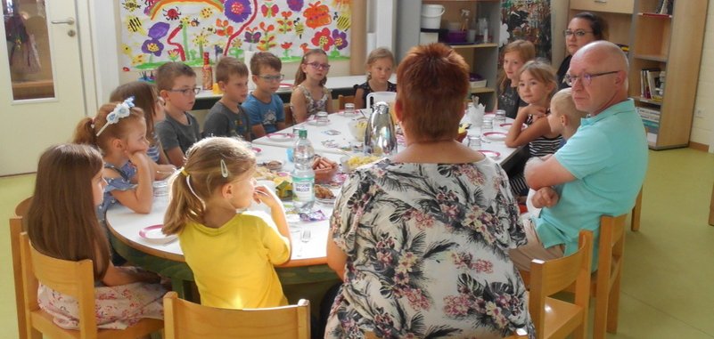 Das Foto zeigt Bürgermeister Jörg Haseneier zu Besuch im Kinderparlament der KiTa Abenteuerland.