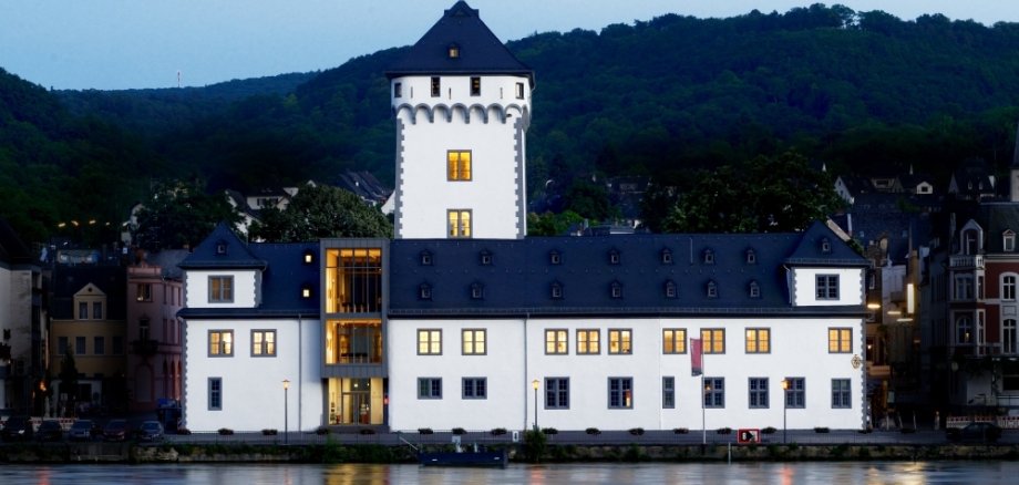 Das Foto zeigt die Kurfürstliche Burg, in der sich das Museum befindet, vom Rhein aus gesehen.