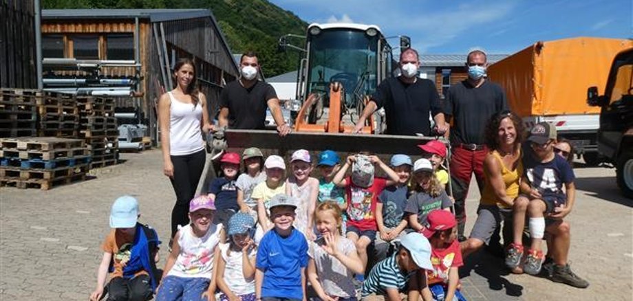Die Kinder der Kita Weiler haben den Bauhof i Bad Salzig besucht. Das Foto ist ein Gruppenfoto auf dem Bauhofgelände.