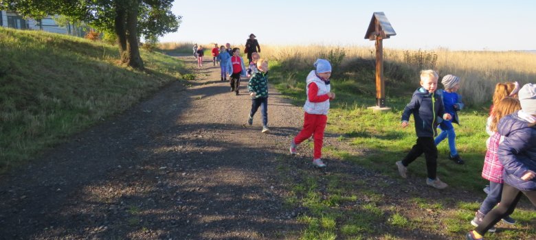 Mehr als 30 Kinder sind 15 Minuten am Stück auf einem nahegelegenen Feldweg gelaufen.