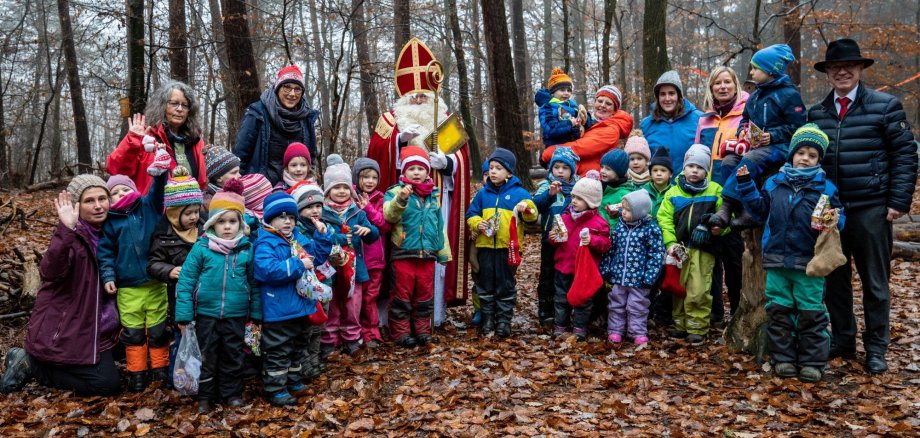 Der Nikolaus hat gemeinsam mit Boppards Bürgermeister Jörg Haseneier (rechts) am Nikolaustag dem Waldkindergarten "Winkelholzbande" einen Besuch abgestattet. Das Foto zeigt die Kindergartenkinder gemeinsam mit den Erzieherinnen und dem Nikolaus.