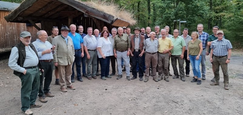 Bürgermeister Jörg Haseneier hatte zu einem Treffen der Jagdpächter des gemeinschaftlichen Jagdbezirkes der Stadt Boppard an der Köhlerhütte eingeladen. Das Foto zeigt die Gruppe.