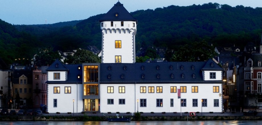 Das Foto zeigt die Kurfürstliche Burg in Boppard vom Rhein aus gesehen.