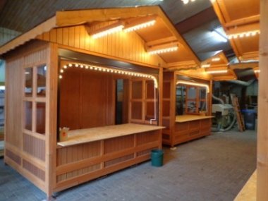Der Hauptausschuss hat in seiner jüngsten Sitzung die Anschaffung solcher Holzhütten für den Weihnachtsmarkt abgesegnet. Das Foto zeigt eine Holzhütte.