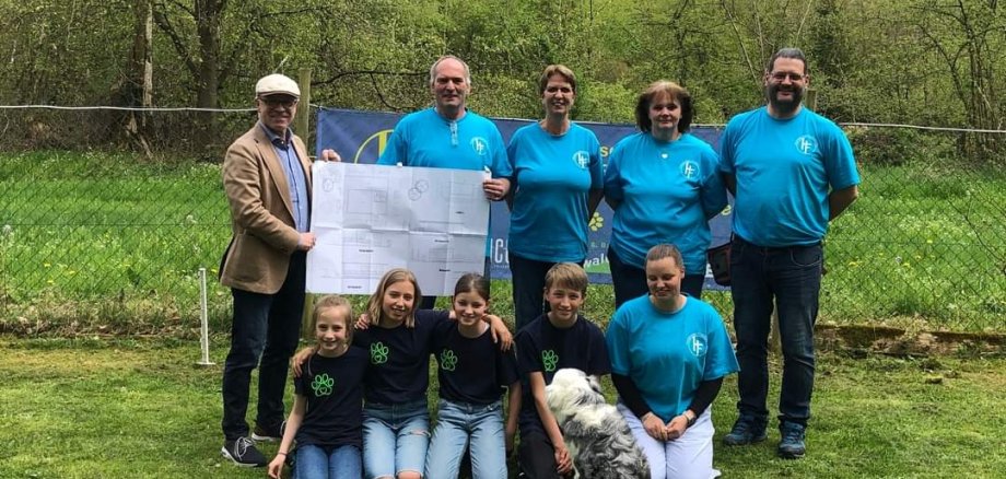 Boppards Bürgermeister Jörg Haseneier (links) hat den Verein Hundefreizeit Fleckertshöhe zum 20-jährigen Bestehen besucht. Mit auf dem Foto (hintere Reihe, von links): Werner Müller (Erster Vorsitzender), Anne Kremer (Zweite Vorsitzende), Cornelia Leufgen (Schriftführerin), Jörg Ospel (Ausbildungswart). 