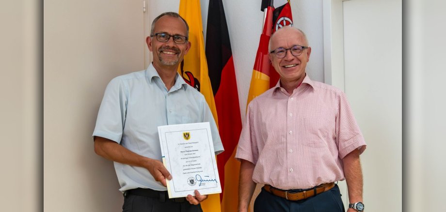 Zum Dank für 40 Jahre Dienst bei der Stadtverwaltung Boppard überreicht Bürgermeister Jörg Haseneier (rechts) Thomas Emmes eine Urkunde. 