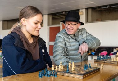 Es gab nicht nur sportliche Angebote. Wer eine ruhigere Beschäftigungsmöglichkeit suchte, konnte unter anderem Schach spielen oder sich das Spiel erklären lassen. Auf dem Foto: Bürgermeister Jörg Haseneier und eine ehrenamtliche Betreuerin.