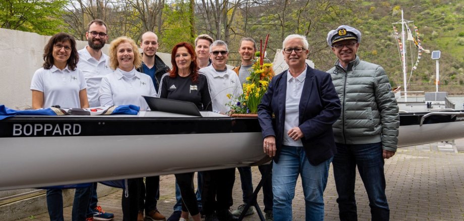 Freuten sich über das neue Boot, das am Samstag frisch getauft seine Jungfernfahrt absolvieren durfte: Der Vereinsvorstand des RCGB mit seiner Vorsitzenden Jutta Galeazzi (2. von rechts)  und Boppards Bürgermeister Jörg Haseneier (rechts). 