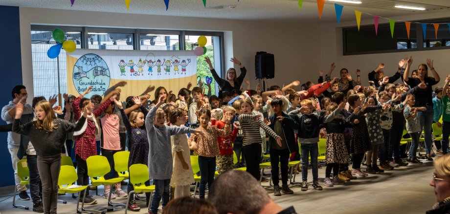 Mit viel Musik, Gesang und Tanz trugen die Grundschulkinder zur gelungene Einweihungsfeier für das neue Schulgebäude der Grundschule Bad Salzig  bei. 