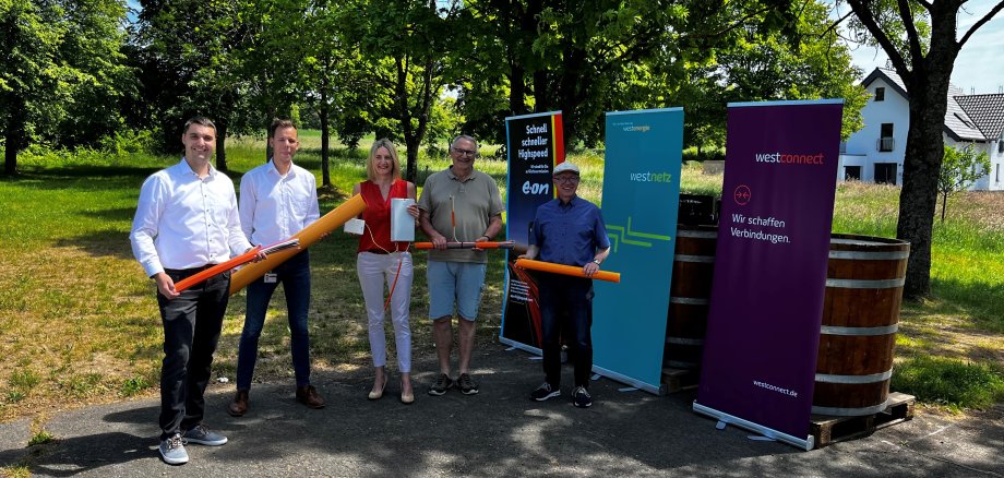 (v.l.n.r.) Florian Schmidt, Westenergie-Regionalmanager, Simon Rietz, Projektleiter bei Westnetz, Sandra Porz, Ortsvorsteherin, Walter Remahne, Ortsbeirat Udenhausen, Jörg Haseneier, Bürgermeister der Stadt Boppard, beim Baustart in Boppard-Udenhausen.