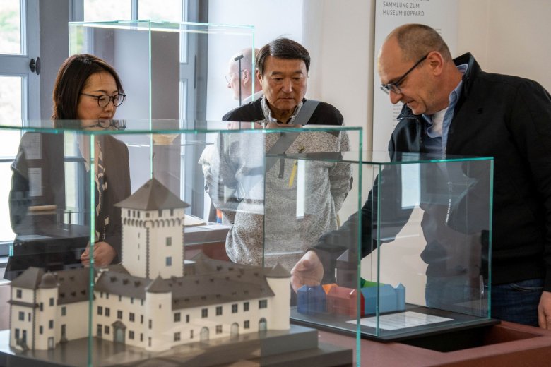 Museumsleiter Frank Schröder (rechts) zeigt Omes Bürgermeister Keiichi Hamanaka ein Modell der Kurfürstlichen Burg. 