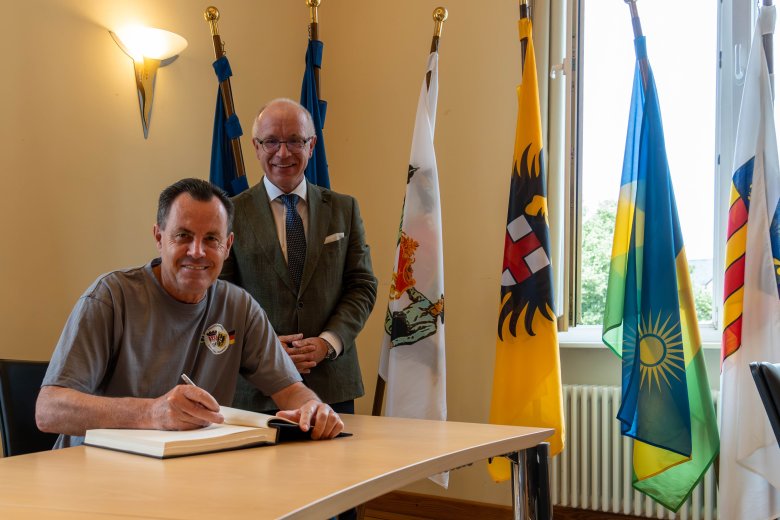 Der Bürgermeister von Arroio do Meio, Danilo José Bruxel (links), trägt sich im Beisein von Boppards Bürgermeister Jörg Haseneier ins Goldene Buch der Stadt Boppard ein.