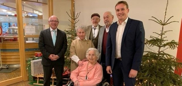 Mit 104 Jahren ist Agnes Sievering die älteste Bürgerin der Stadt Boppard. Auf dem Foto ist sie gemeinsam mit Bürgermeister Jörg Haseneier und Ortsvorsteher Niko Neuser zu sehen.