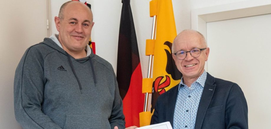 Ein feierlicher Moment: Boppards Bürgermeister Jörg Haseneier (rechts) überreicht dem neuen Stellvertretenden Wehrführer des Löschzuges Bad Salzig, Carsten Wahl, die Ernennungsurkunde. 