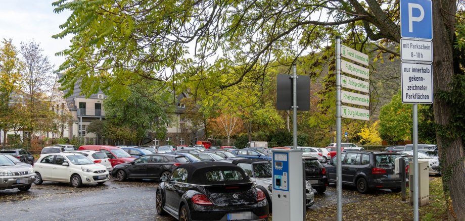 Die Stadtverwaltung Boppard weist darauf hin, dass zum Parken auf dem City-Parkdeck und auf dem Parkplatz unterhalb der Polizei (Foto) ab sofort ein Parkschein gelöst werden muss. 