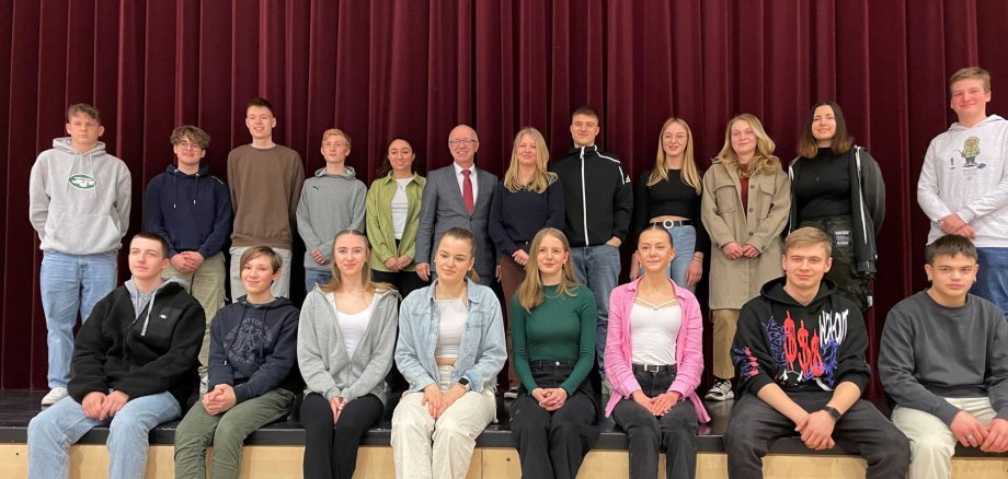 Auf dem Bild sind Mitglieder und Stellvertreter des Bopparder Jugendrats in der Stadthalle Boppard zusammen mit Boppards Bürgermeister Jörg Haseneier zu sehen.