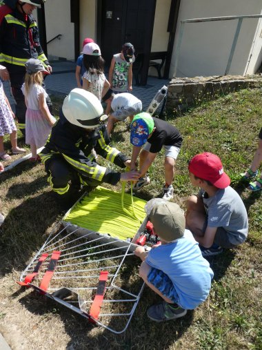 Die Feuerwehr erläuterte den Kinder Details zu ihrer Arbeit und ihrer Ausrüstung.