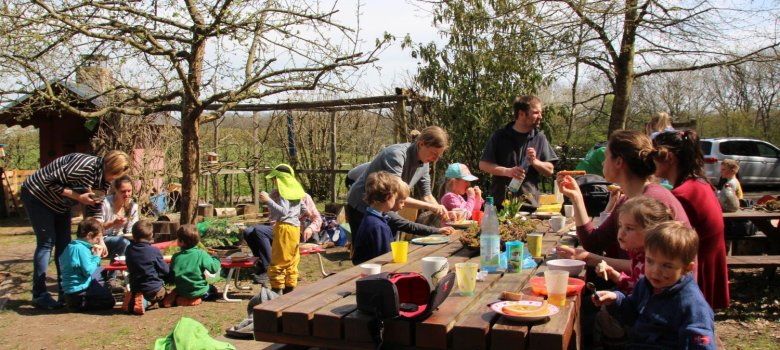 Kinder und Eltern waren beim „Schaffsamstag“ der naturnahen Kita „Winkelholzbande“ in Oppenhausen mit dabei. 