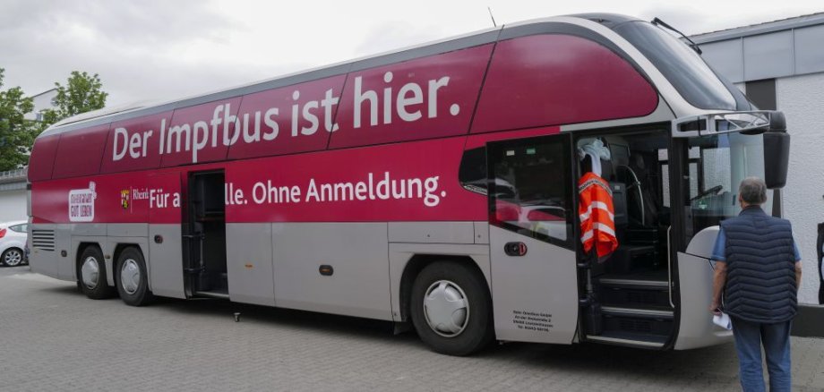 Das Foto zeigt den Impfbus des Landes. Am Donnerstag hält er ein letztes Mal in Boppard an der Stadthalle