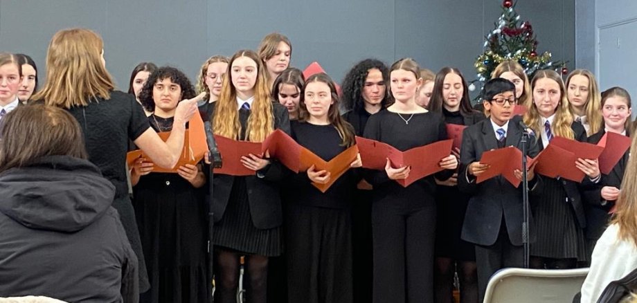 Die Chesham Grammar School Band und Chor besteht aus talentierten Musikerninnen und Musikern im Alter von 12 bis 18 Jahren. Das Foto zeigt einige Sängerinnen und Sänger des Chors.
