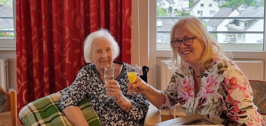 Die Beigeordnete der Stadt Boppard, Margit Gronen (rechts), überbrachte Gertrud Wahl zu ihrem 100. Geburtstag Glückwünsche der Stadt Boppard. 