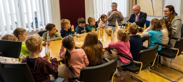 Im Bürgermeisterbüro konnten die Kinder Bürgermeister Jörg Haseneier viele Fragen stellen.