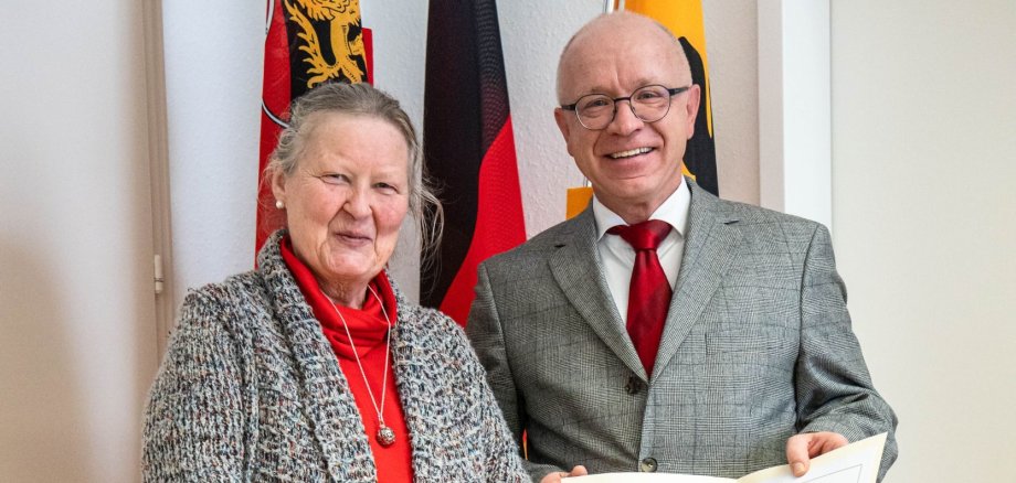 Nach 34 Jahren Dienst in der Buchholzer Kindertagesstätte Abenteuerland hat Boppards Bürgermeister Jörg Haseneier die Erzieherin Eva Maria Oswald in ihren wohl verdienten Ruhestand verabschiedet. 