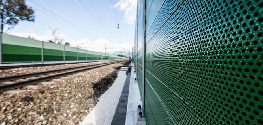 Lärmschutzwände an einer zweigleisigen Strecke