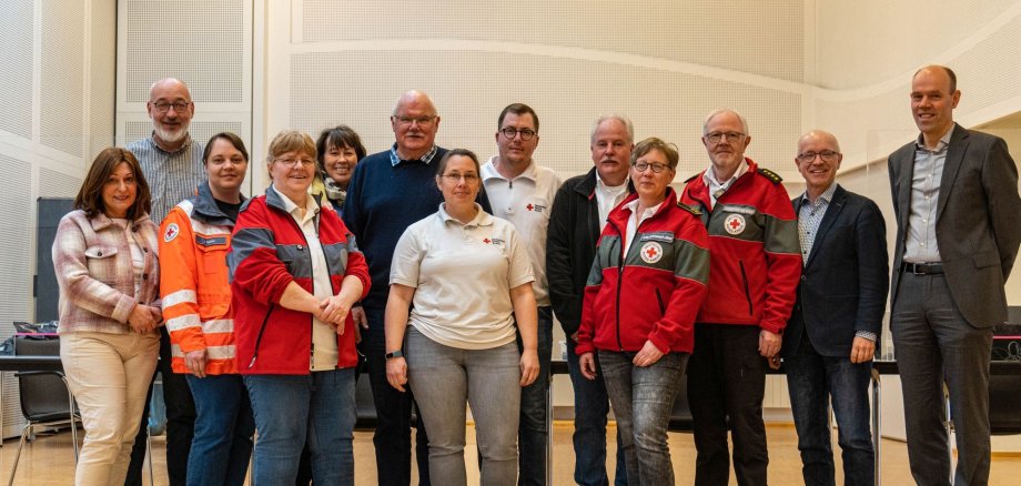 Auf dem Foto (von links): Heidrun Jung, Apothekerin, Guido Scherer, Koordinator des Impfbusses im Rhein-Hunsrück-Kreis, Jennifer Kühn, DRK-Kreisverband Rhein-Hunsrück, Heike Nick, DRK-Teamleiterin Impfbus, Tanja Noll, Busfahrerin, Dr. Arnulf Wagner, Allgemeinmediziner, Tanja Büchner, DRK-Kreisverband Rhein-Hunsrück, Mathias Kruck, DRK-Kreisverband Rhein-Hunsrück, Jörg Krömer, DRK-Kreisverband Rhein-Hunsrück, Jutta Schweikert-Jäkel, DRK-Kreisbereitschaftsleiterin, Heinz-Dieter Wieß, DRK-Kreisbereitschaftsleiter, Jörg Haseneier, Bürgermeister der Stadt Boppard, Volker Boch, Landrat des Rhein-Hunsrück-Kreises. Nicht auf dem Foto: Dr. Lilo Niederauer, Fachärztin für Gynäkologie.