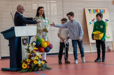 Boppards Bürgermeister Jörg Haseneier übergibt anlässlich der Sporthalleneinweihung Bälle und Springseile als Geschenke an die Schülervertreter der Michael-Thonet-Grundschule. 