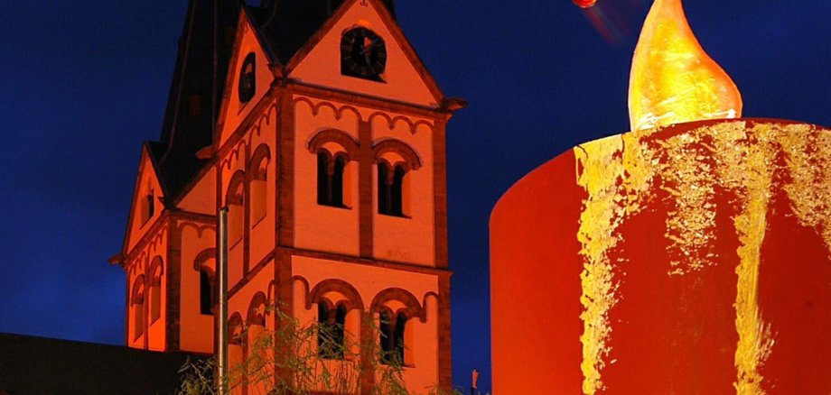 Der erste Bopparder Weinachtsmarkt wird vom 8. bis zum 17. Dezember 2023 stattfinden. Interessierte Standbetreiber können sich bereits anmelden. Das Foto zeigt die St. Severuskirche und eine Kerze.