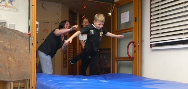 Mit einem großen Rauswurf endete für die Vorschulkinder die Kita-Zeit: Symbolisch wurden die Kinder aus der Eingangstür der Kita auf eine dicke Matte geworfen. 