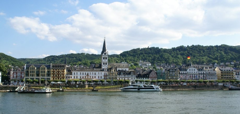 Schiffe liegen am Steiger vor Boppard.